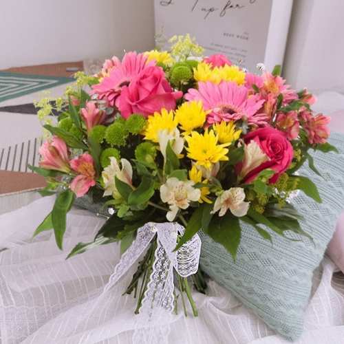 Rose And Gerbera Delight